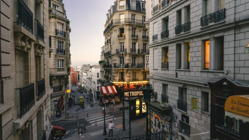 Imagem de capa da história Quando Paris Voltou a Ter Cor